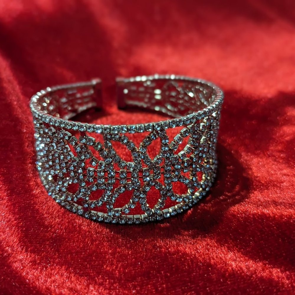 Intricate stylish bangle with flower patterns